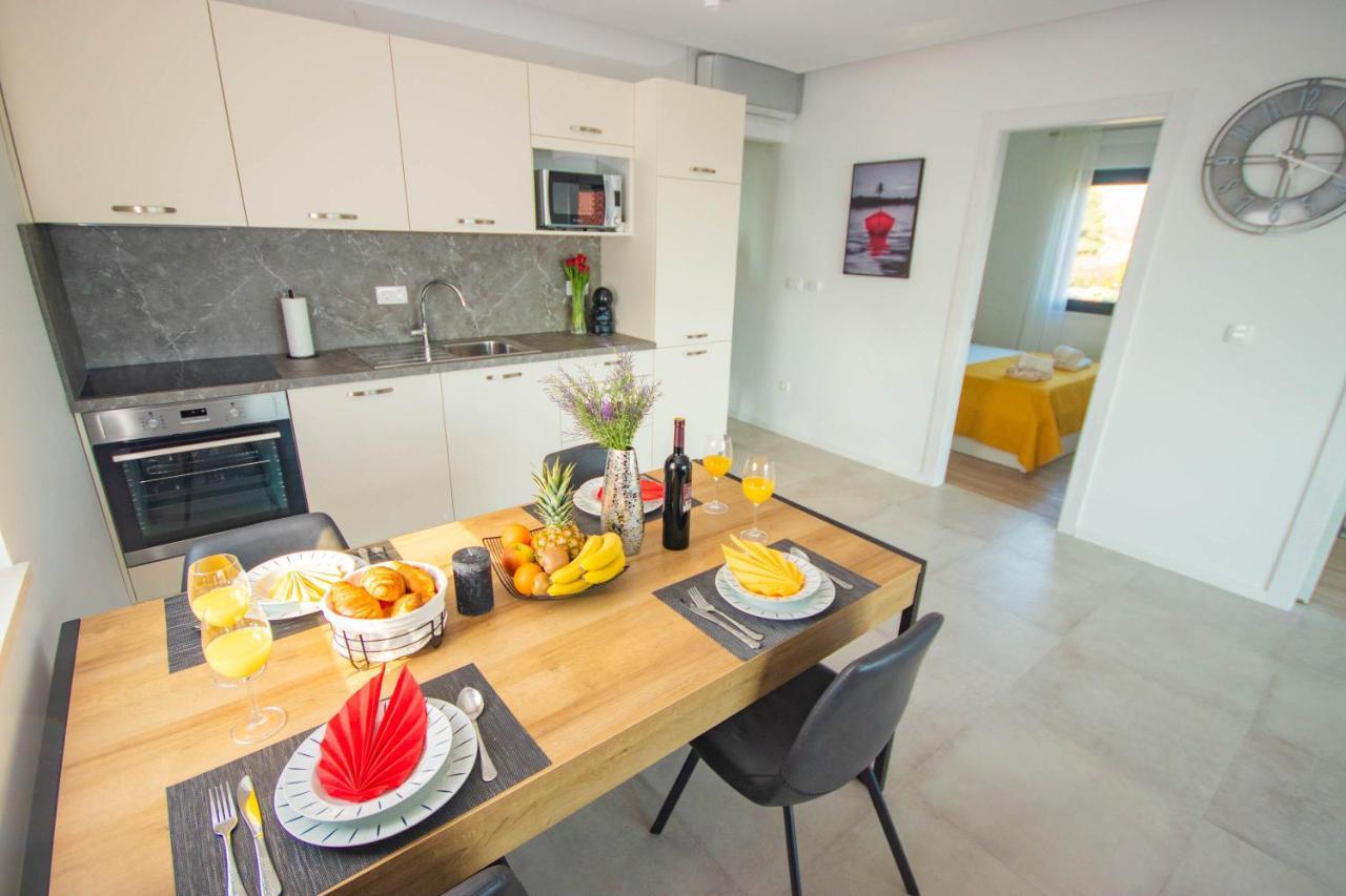 Apartmani Le-Lu คาชเตลา ภายนอก รูปภาพ